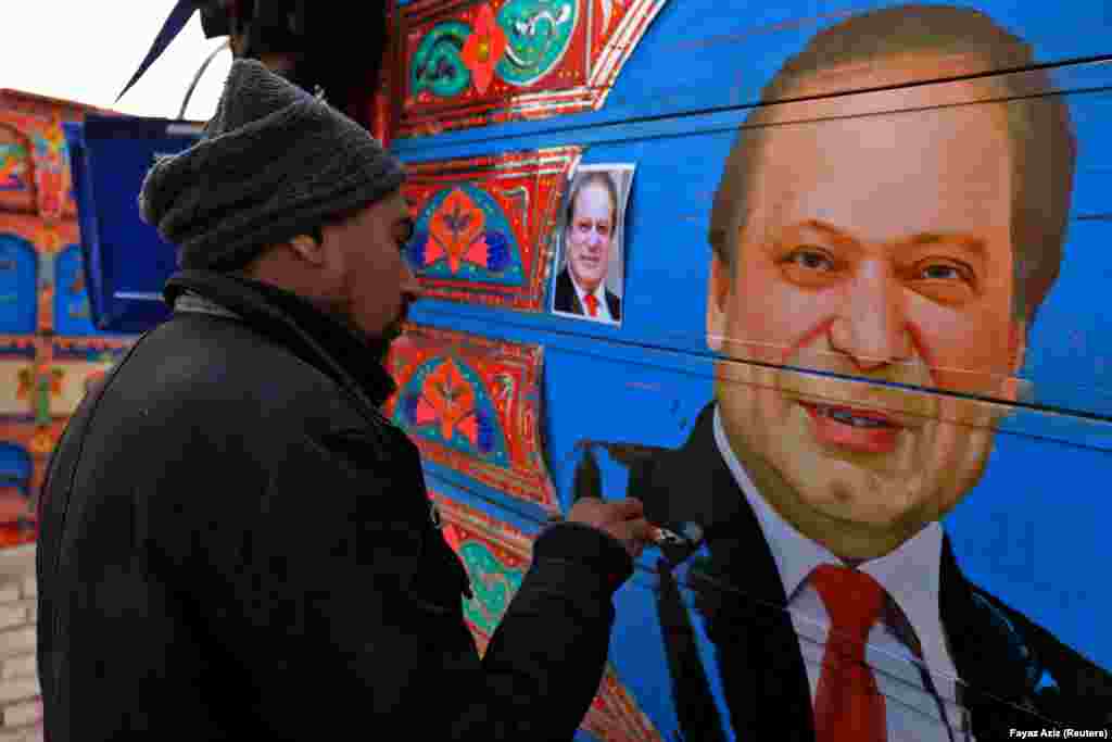 &quot;Sviđaju mi se mladi političari, kao što je [bivši ministar vanjskih poslova] Bilaval Buto-Zardari&quot;, kaže Guri dok nanosio završne detalje na portret bivšeg premijera Navaza Šarifa. &quot;Volio bih naslikati Bilavala, ali nažalost do sada nisam imao priliku da naslikam njegovu sliku na kamionima.&quot;