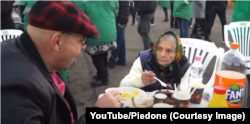 Cristian Popescu Piedone și „mama Maria” la un eveniment al angajaților de la salubritate din Sectorul 5, în preajma Crăciunului, 18 decembrie 2023.