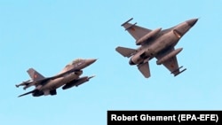 Două avioane F-16 au monitorizat, în noaptea de sâmbătă spre duminică, traseul unei drone care a evoluat în spaţiul aerian naţional şi care a părăsit teritoriul naţional spre Ucraina.