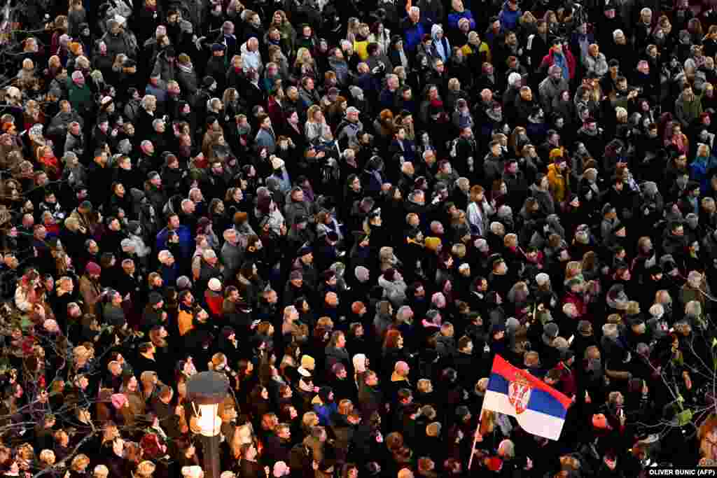 Vučić este la putere din 2014. A fost, mai întâi, prim-ministru și apoi președinte. La alegerile prezidențiale și parlamentare din aprilie 2022, partidul lui Vučić a obținut 60% din voturi, iar președintele în exercițiu a câștigat el însuși un nou mandat de cinci ani ca președinte.