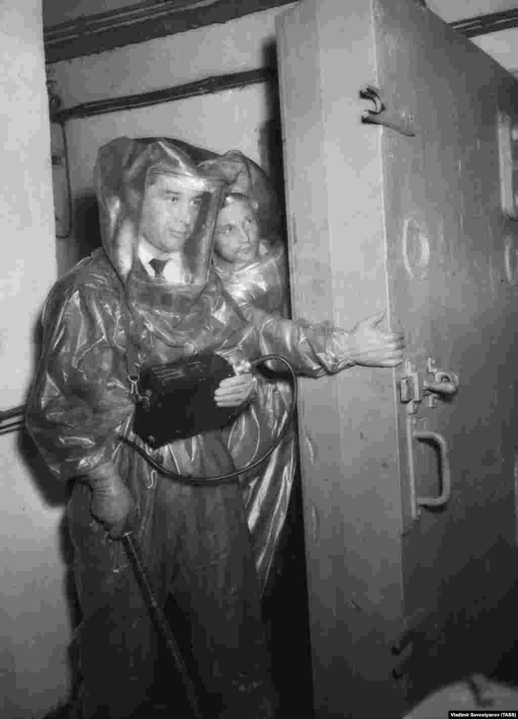 1957 - oamenii de știință măsoară nivelul radiațiilor în interiorul Centralei Nucleare Obninsk. Un martor la activarea reactorului experimental, în 1954, a povestit că a văzut &bdquo;un jet de vapori care ieșea din supapă cu un șuierat puternic. Norul alb de abur obișnuit, care nu era încă suficient de fierbinte pentru a roti turbina, ni s-a părut un miracol. La urma urmei, acesta a fost primul abur produs de energia atomică&rdquo;. &nbsp;