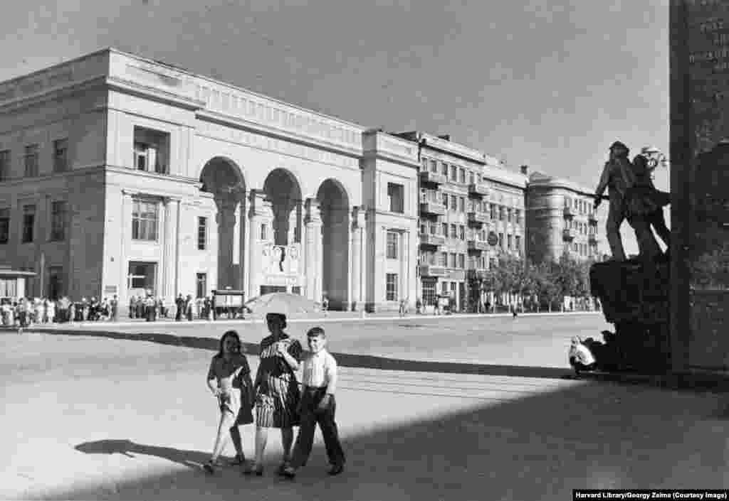 O scenă de vară în Donețkul de astăzi. Cinematograful de pe fundal a fost deschis în 1939 și poartă numele poetului ucrainean Taras Șevcenko. Cinematograful își continuă și astăzi activitatea în orașul ucrainean ocupat de ruși. 