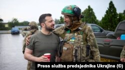Ukrajinski predsjednik Volodimir Zelenski razgovara sa ukrajinskim vojnikom nakon posjete položajima u Donjecku, 26. juna 2023. 