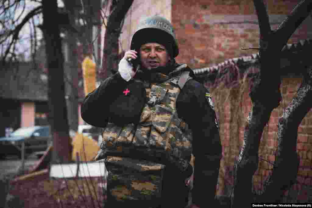 Oleksii Brîl, un polițist local, coordonează evacuarea consătenilor.&nbsp; &nbsp;