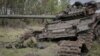 Тялото на руски войник се вижда близо до унищожен руски танк в новоосвободеното село Сторожево в Донецка област в Украйна на 14 юни.