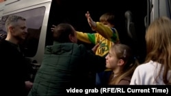 Copiii ucraineni duși de Rusia în Crimeea s-au reunit cu familiile lor.