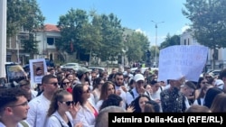 Pankarta në protestën e studentëve të mjekësisë.