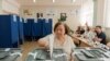 Autoritățile electorale românești spun că secțiile de votare vor rămâne deschise până la 22:00, însă programul poate fi prelungit cu o oră, dacă în interiorul secției de votare se vor afla în acel moment alegători care încă nu au votat.