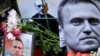 Cvijeće postavljeno oko portreta pokojnog ruskog opozicionog lidera Alekseja Navaljnog na improvizovanom spomeniku ispred bivšeg ruskog konzulata u Frankfurtu, Njemačka, 23. februara 2024.