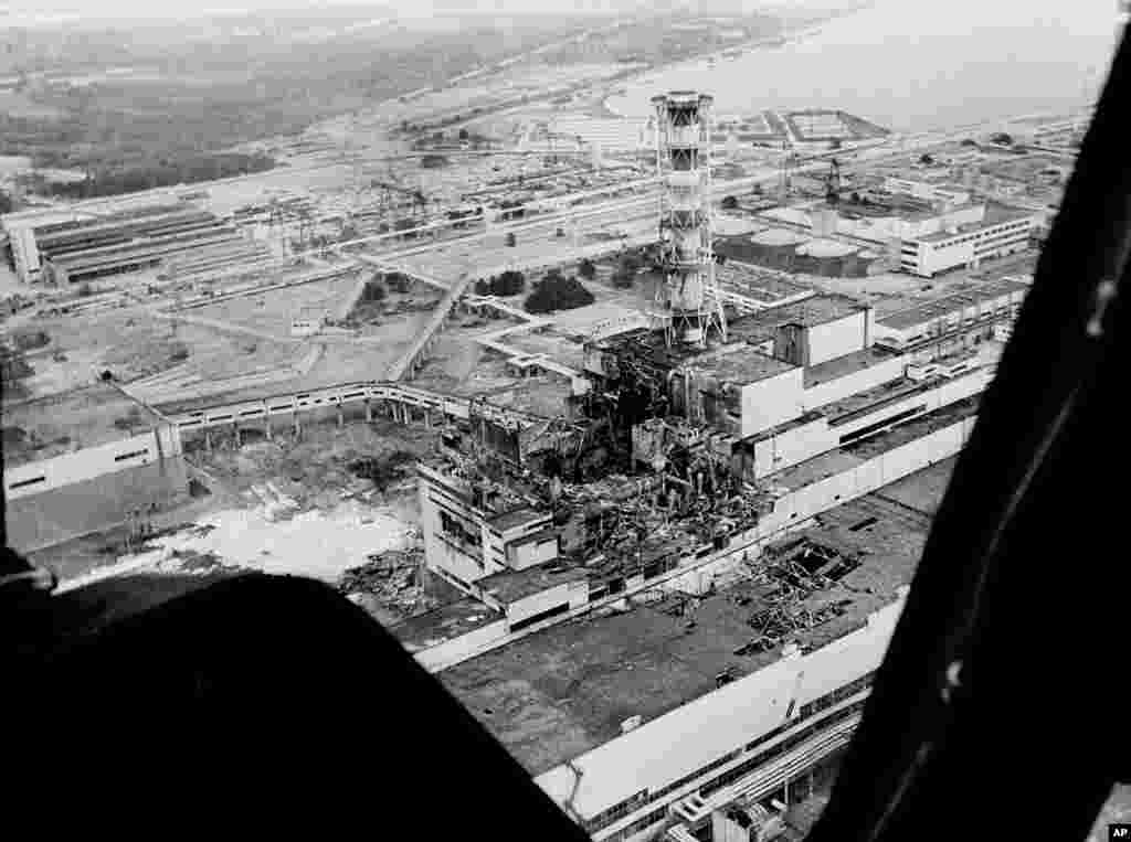 Pogled na černobilsku nuklearnu elektranu u maju 1986. prikazuje posljedice katastrofalne eksplozije koja je izbacila radioaktivne čestice u atmosferu. Toksičnost radioaktivnog oblaka bila je ekvivalentna 400 atomskih eksplozija u Hirošimi.
