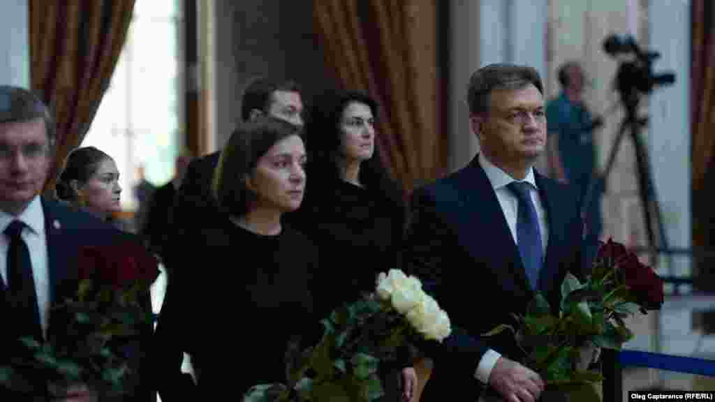 Primele persoane în stat au adresat condoleanțe familiei, rudelor și tuturor celor care l-au cunoscut și pe Mircea Snegur. ”Prin trecerea domniei sale la cele veșnice, țara pierde nu doar un “părinte fondator”, țara pierde şi un veritabil om politic, care a ştiut să intuiască năzuințele poporului său”, a spus președinta Maia Sandu. Președintele Parlamentului, Igor Grosu, a remarcat că ne vom aminti de Mircea Snegur ca de omul care a adus Independența, Limba română și Tricolorul. „Cu tristețe, ne luăm rămas bun de la Primul Președinte al țării noastre și continuăm să construim ce a promovat domnul Snegur mereu – o Moldovă independentă, mai puternică, mai prosperă și mai unită”, a spus premierul Dorin Recean. 