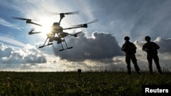 Soldații ucraineni pilotează o dronă în apropierea liniei frontului, în regiunea sudică Zaporojie (fotografie de arhivă)