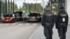 Autoturisme din Rusia, așteptând să intre în Finlanda, prin punctul de graniță Vaalimaa, Finlanda, septembrie 2022
