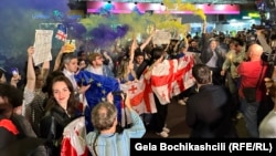 Gruzijci protestuju u Tbilisiju 25. aprila protiv zakona o "stranim agentima" koji je predložila vladajuća stranka.