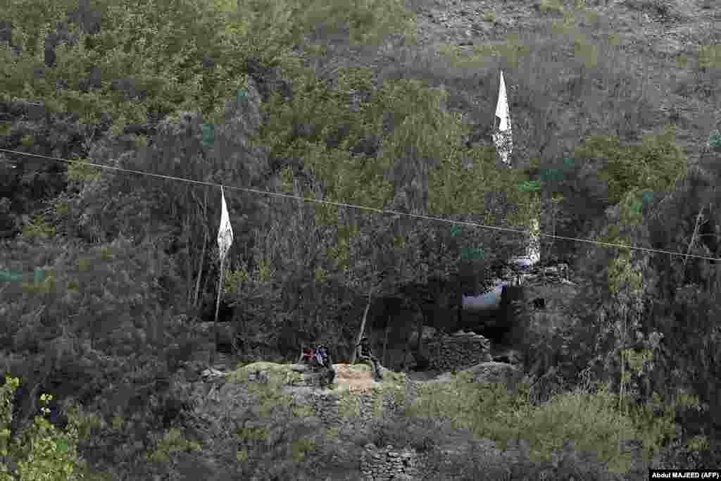 Talibansko sigurnosno osoblje čuva stražu u blizini Torkhama 11. septembra. Talibani osporavaju demarkaciju, dok Islamabad kaže da je naslijedio međunarodnu granicu nakon stjecanja neovisnosti od Britanije 1947. godine.