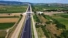 Odată cu finalizarea lotului de 13,5 km de pe autostrada Transilvania dintre Suplacu de Barcău (Bihor) și Nușfalău (Sălaj), România depășește borna de 1.000 de kilometri de drumuri rapide. Bucata de autostradă urma să fie gata în primăvară, dar noul termen e luna septembrie.