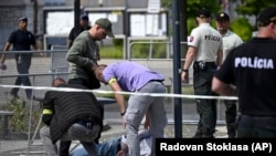 Momentul arestării suspectului în cazul atentatului asupra premierului slovac.
