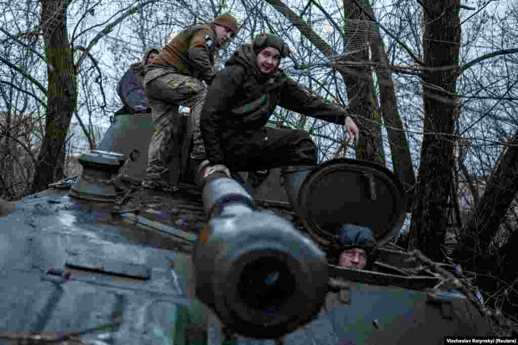 Украинские солдаты садятся на самоходную гаубицу 2С1 &quot;Гвоздика&quot; перед ее выходом на огневую позицию