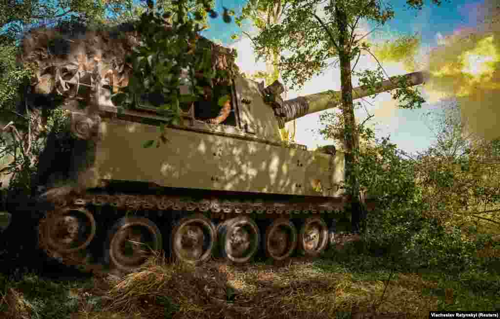Soldații ucraineni trag cu un obuzier autopropulsat M109 spre pozițiile rusești. În cadrul unei discurs ținut la Washington pe 30 iunie, copmandantul șefilor de stat major americani a apărat ofensiva Ucrainei. „Că merge mai lent decât au prezis oamenii nu mă surprinde deloc”, a spus generalul Mark Milley.