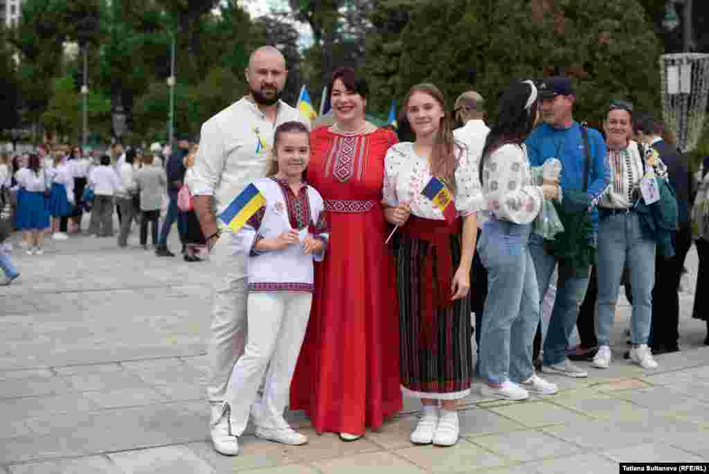 O familie îmbracă în straie tradiționale ucrainene. 