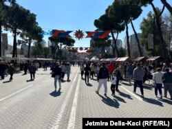 Qytetarët duke ndjekur aktivitetet për Ditën e Verës në Tiranë.