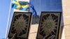 Palestinski demonstranti stoje s kopijama Kur'ana, islamske svete knjige, tokom demonstracija ispred sjedišta švedskog konzulata u istočnojerusalemskoj četvrti Sheikh Jarrah 3. jula 2023. 