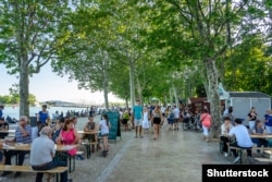 Turisti u Balatonfuredu na obali jezera Balaton na festivalu ribe i vina, 2019.