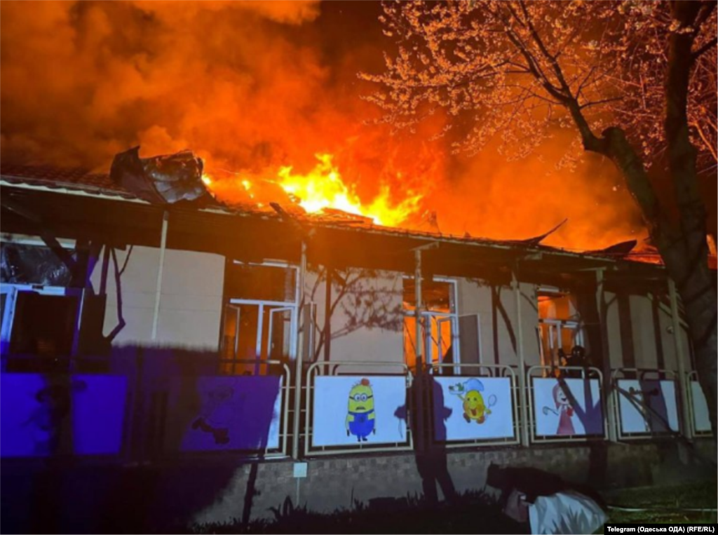 Loviturile cu rachete au vizat regiunile Harkov, Herson, Nikolaev și Odesa. „Din nefericire, s-au înregistrat civili morți și răniți, iar blocurile, casele private și alte infrastructuri civile au fost avariate", informează Statul Major General.