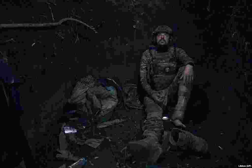 Un soldat ucrainean în tranșee, pe linia frontului din regiunea Zaporojie. Soldatul, care are indicativul &bdquo;Ciocan&rdquo;, și-a pierdut piciorul în lupta cu trupele rusești și s-a întors pe front cu o proteză, Într-un interviu din 30 iunie, comandantul militar-șef al armatei ucrainene, Valeri Zalujni, și-a exprimat nemulțumirea față de livrările lente de armament promise de Occident și față de criticile acestuia la adresa progreselor Kievului: &bdquo;În fiecare zi, fiecare metru este câștigat cu sânge&quot;.