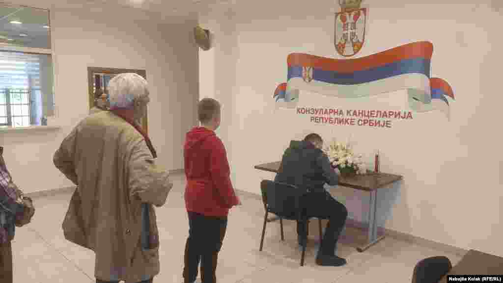 U Trebinju se građani upisuju u knjigu žalosti u u Konzularnoj kancelariji Republike Srbije. 