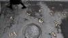 Simboluri valutare pe trotuarul din fața unei bănci, la Moscova