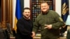 Predsjednik Ukrajine, Volodimir Zelenski (L) sa bivšim vrhovnim zapovjednikom ukrajinskih Oružanih snaga, Valerijem Zalužnjijem, Kijev, 8. februar 2024.