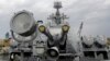 Stema Rusiei, vulturul cu două capete, se poate vedea pe copertele crucișatorului de rachete Moskva, ancorat în portul ucrainean din Sevastopol, la Marea Neagră, 16 septembrie 2008
