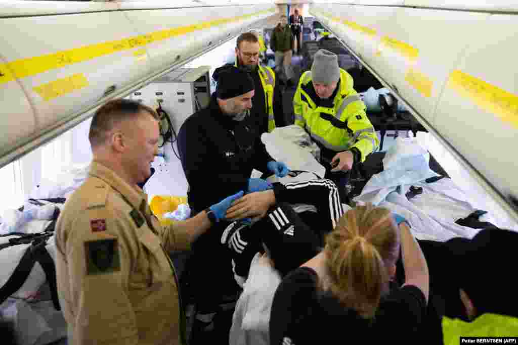 Nakon sletanja na aerodrom Šipol u Amsterdamu, povređeni ukrajinski vojnici su prevezeni u lokalnu bolnicu. Povređeni su takođe prebačeni u Oslo, Kopenhagen, Berlin i Keln. &nbsp;