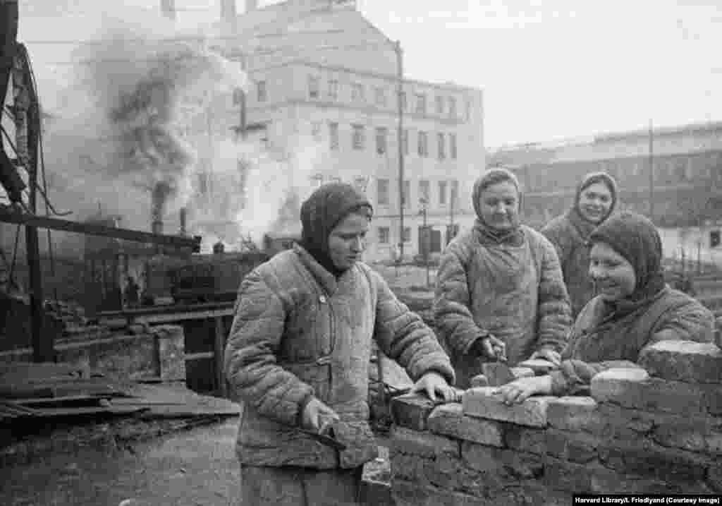 O fotografie, care creează senzația unei imagini de propagandă pusă în scenă, arată lucrări de reconstrucție în uzina de fier și oțel din Donețkul de astăzi. La momentul în care au fost făcute aceste fotografii, a existat un aflux de etnici ruși care se mutau în regiunea Donbas pentru a lua parte la reconstrucția acesteia. 