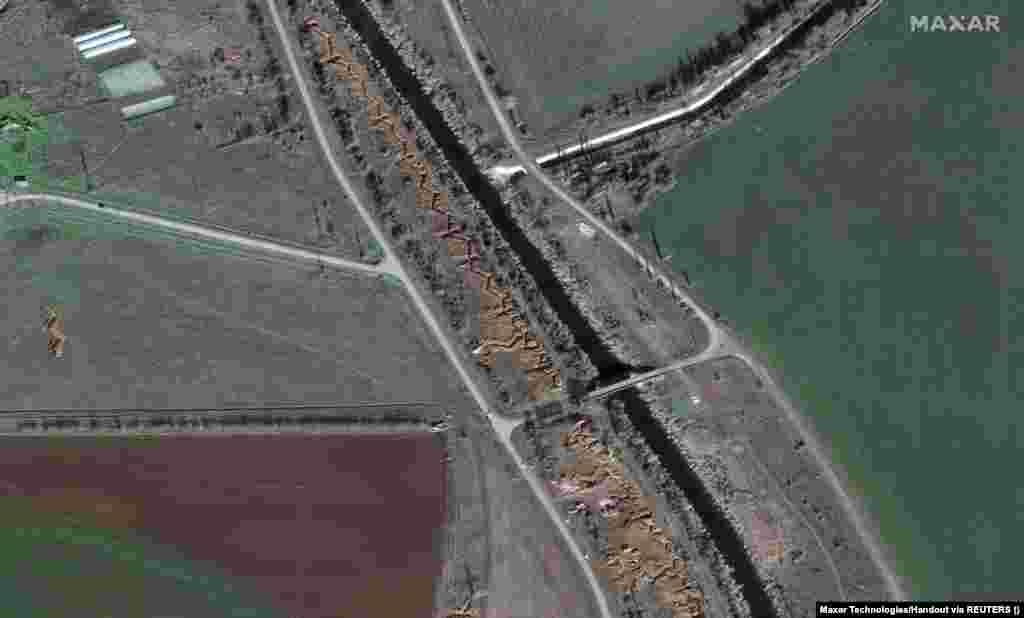 Fortificații și dinți de dragon (bariere antitanc din beton, amplasate pe mai multe rânduri) sunt vizibile în Maslove, în nordul Crimeei. Armata rusă a consolidat mai multe zone din Crimeea, după cum se poate vedea în fotografiile din satelit realizate între ianuarie și martie.
