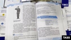 Pagini din noile manuale de instrucție militară.