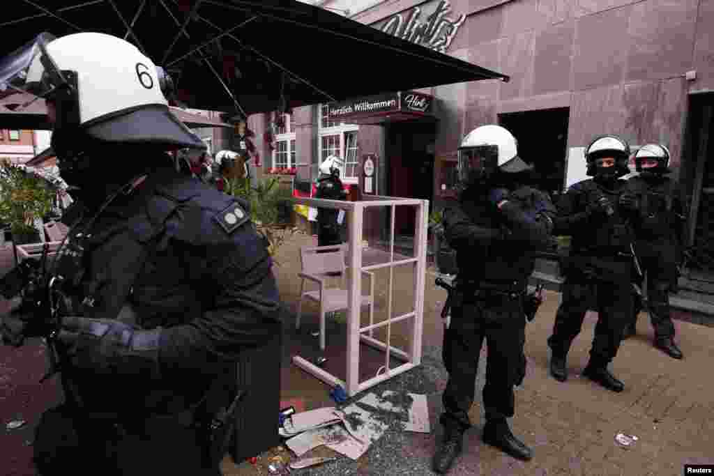 Specijalci ispred restorana nakon sukoba navijača, 17. juni 2023. Policija Gelzenkirhena potvrdila je za BBC da je došlo do tuče između navijača Srbije i Engleske.&nbsp; &nbsp;
