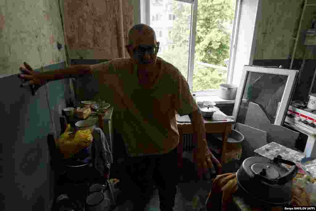 With no electricity or water, Grozdov relies on a camping stove and supplies provided by volunteer to survive.&nbsp;He refuses to leave his home and the town where his wife and son are buried.