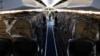 În 2020, echipamentele de protecție ajungeau în România cu avioanele. Zeci de mii de achiziții directe au fost făcute de autoritățile locale și centrale pentru cumpărarea de materiale sanitare, unele de proastă calitate sau ineficiente.