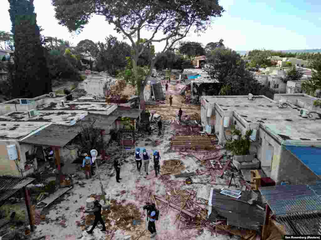 O vedere aeriană arată urmările atacului Hamas asupra kibbutzului Kfar Aza din sudul Israelului, pe 15 octombrie 2023.