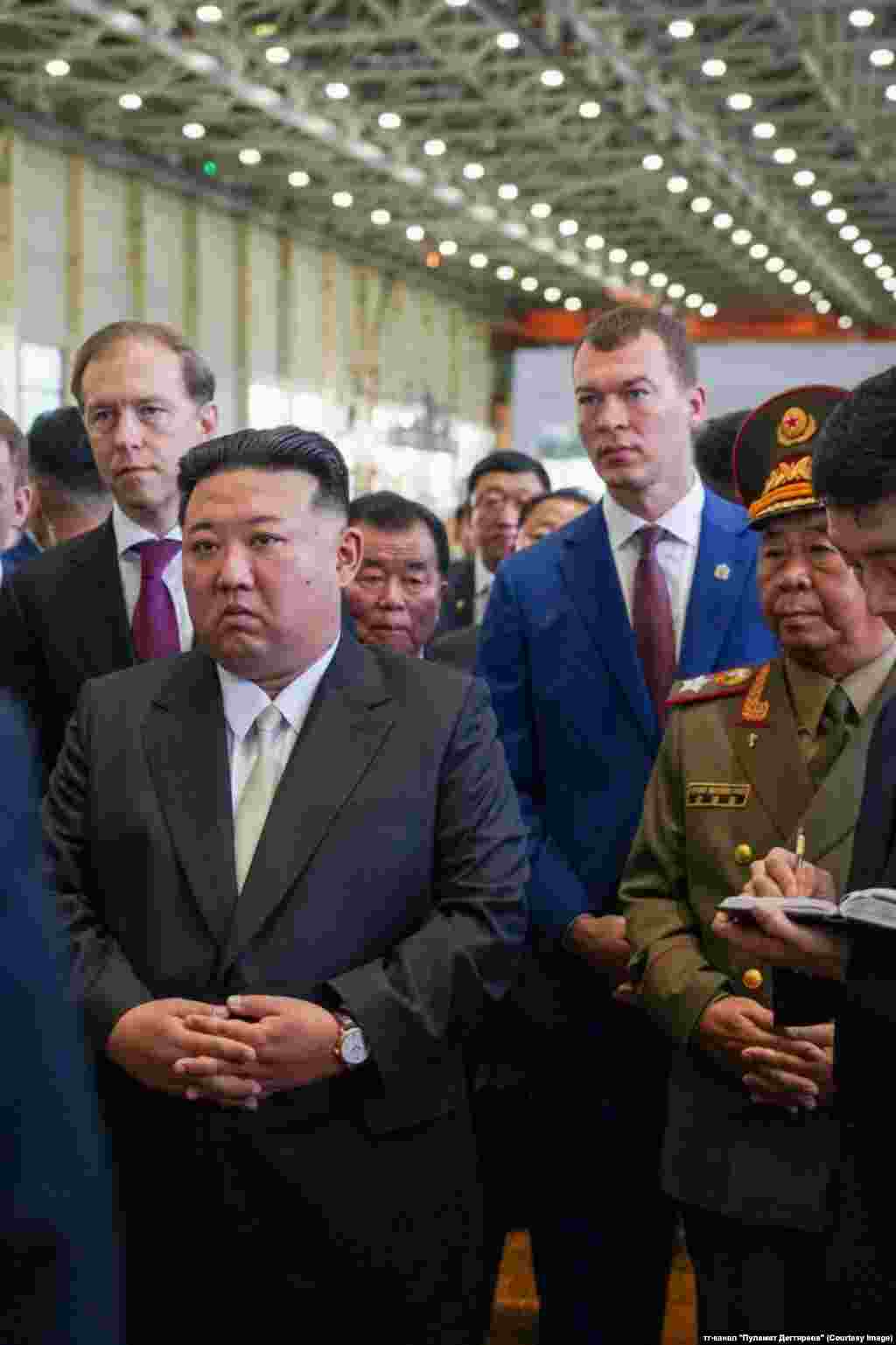 15 septembrie 2023 - Kim Jong Un la uzina aviatică din regiunea Habarovsk, în estul îndepărtat, acolo unde Rusia construiește cele mai avansate avioane de luptă ale sale. Vizita sa liderului nord-coreean lasă să se înțeleagă interesul său pentru armament sofisticat.
