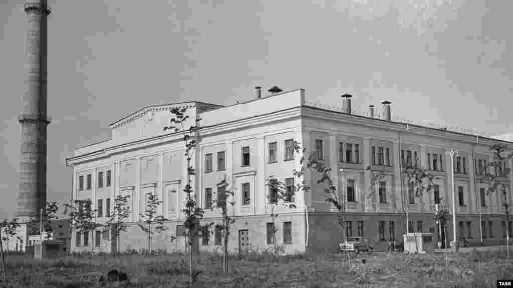 Centrala Nucleară Obninsk, fotografiată în 1957. Pe 27 iunie 1954, a fost trimisă către rețea energia electrică generată prin fisiune nucleară în interiorul acestei clădiri situate la 100 de kilometri de Moscova.