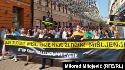 Protest novinara i aktivista 18. jula, u Banjaluci, pred početak sjednice Skupštine Republike Srpske, na čijem dnevnom redu je bila kriminalizacija klevete.