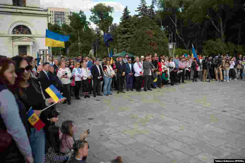 Evenimentul a adunat în Scuarul Catedralei „Nașterea Domnului” zeci de etnici ucraineni din toate colțurile Republicii Moldova și refugiați din țara vecină.