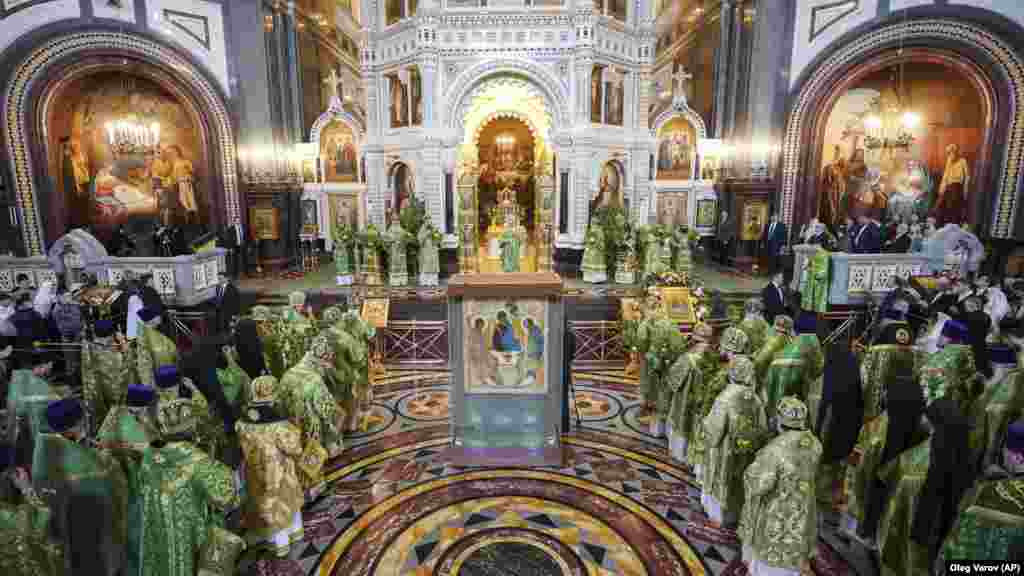 Patriarhul ortodox rus Kirill (centru) conduce o liturghie de celebrare a&nbsp; Duminicii Sfintei Treimi în Catedrala Hristos Mântuitorul din Moscova. Icoana, păstrată anterior la Galeria Tretiakov din Moscova încă din anii 1920, a fost mutată la Catedrala Hristos Mântuitorul pentru această sărbătoare la ordinul președintelui Vladimir Putin.