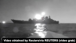 Imagini surprinse de pe o dronă maritimă arată silueta navei Olenegorsky Gornyak în apropierea portului Novorossiysk, în Rusia, 4 august 2023.