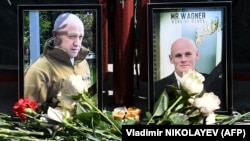Memorial cu pozele lui Evgheni Prigojin (stânga)) și Dmitri Utkin, omul din umbră care a gestionat operațiunile companiei Wagner și care ar fi servit în serviciile secrete militare rusești, în fața biroului Wagner din Novosibirsk, la 24 august.