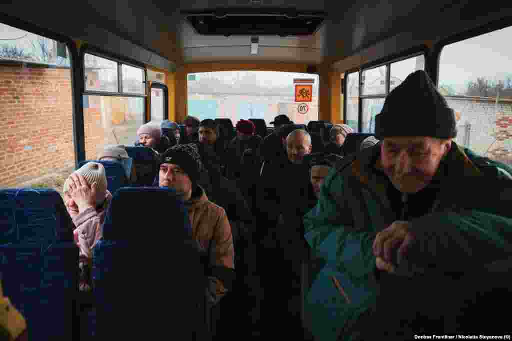 Un autobus transportând 24 de oameni care și-au dat acordul să fie evacuați departe de casele și comunitatea lor.&nbsp; &nbsp;