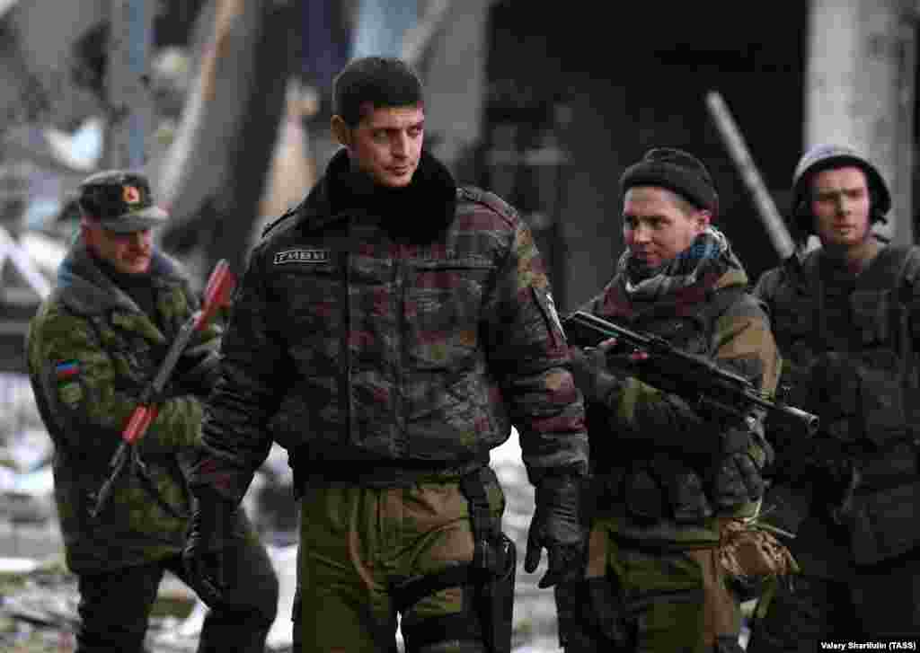 Михаил Толстых, 1980-2017. Толстых был известен под позывным «Гиви». Прозвище он взял в честь своего прадеда, грузина по национальности. Уроженец Донецкой области, он в конце 1990-х годов два года служил в украинской армии. Сепаратист с хриплым голосом заявил, что ему отказали в контрактной службе из-за «проблем с речью». До вступления в ряды сепаратистов работал охранником и водителем. Батальон Гиви называли сомалийским — из-за потрепанного внешнего вида его людей, которые после боя с украинскими военными напоминали сомалийских пиратов. В Сеть выкладывали видео, как Гиви издевался над украинскими военнопленными, захваченными в боях за донецкий аэропорт. В феврале 2017 года Толстых был убит. Термобарический снаряд залетел в окно его офиса в Донецке. По сообщениям, это сделал обученный ЦРУ отряд украинских спецназовцев